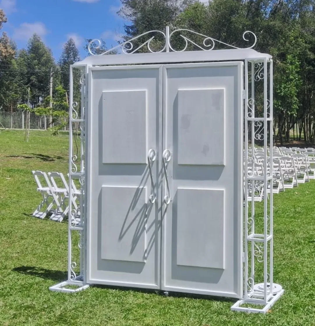 Portal da noiva 1: Portal decorativo para a entrada da cerimônia na cor branca.